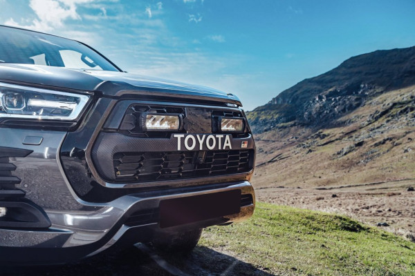 Sada LAZER pro Toyota Hilux GR Sport Triple-R 750 (1)